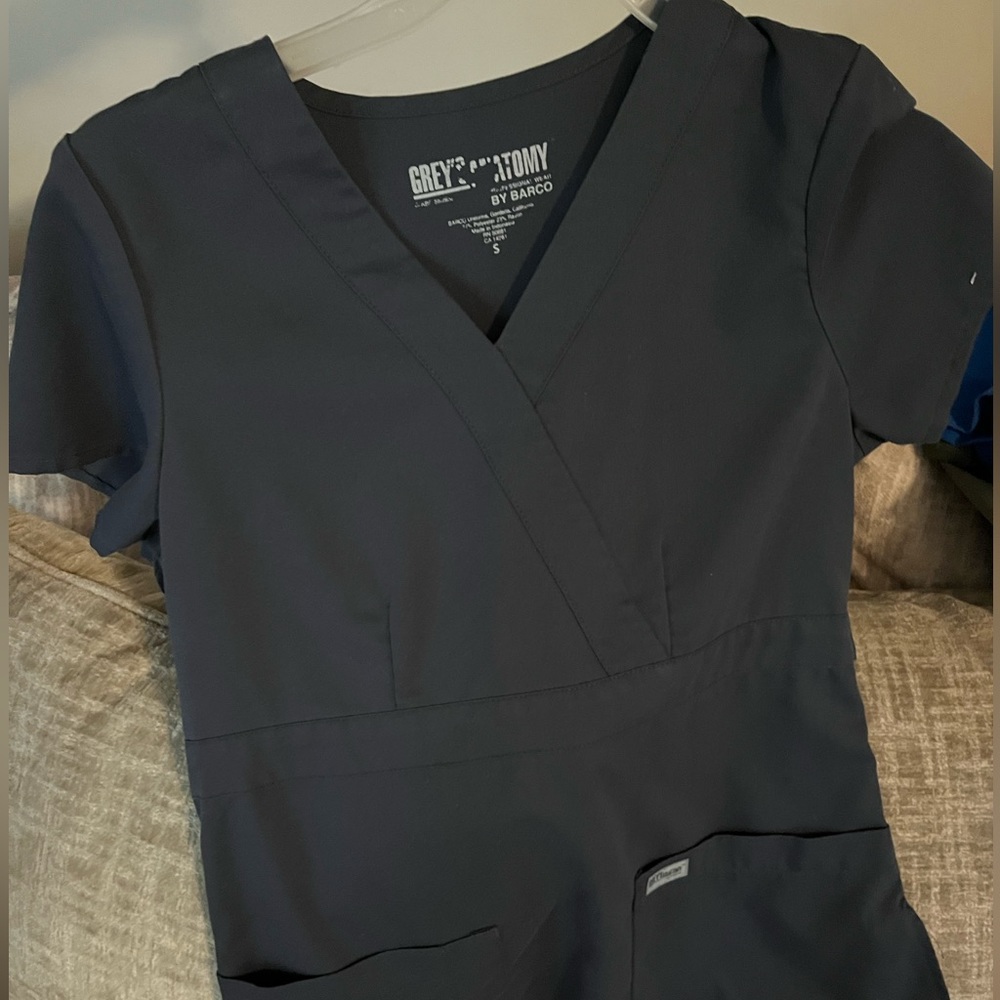 Greys anatomy scrub set, bottoms x small, top is small